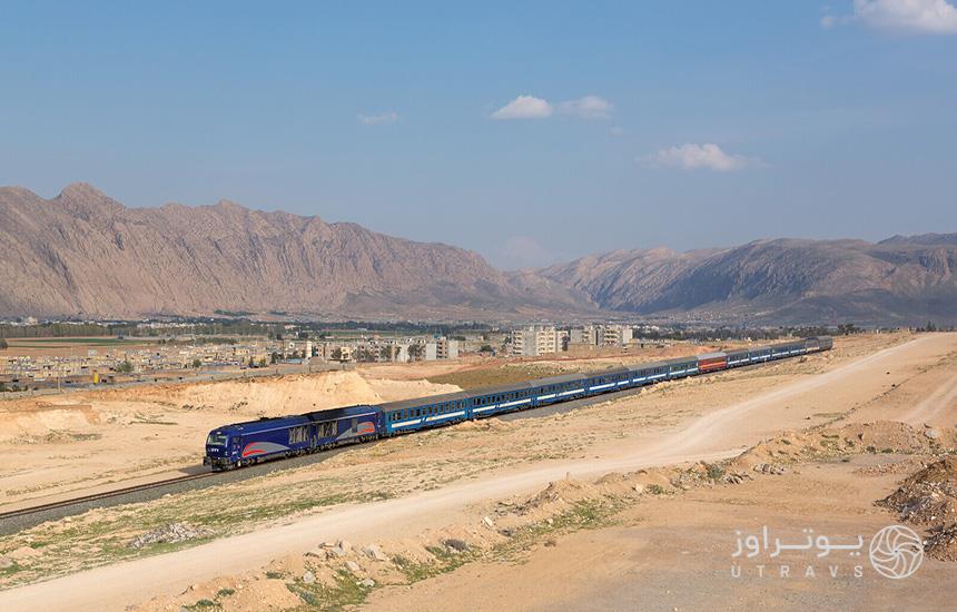 تصویری از یک قطار در خط ریل شیراز